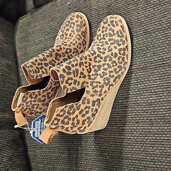 Toms Leopard Print open Wedge size 7.5 - Picture 2 of 4